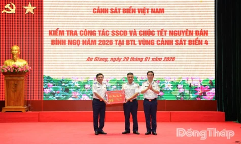 Cảnh sát biển Việt Nam kiểm tra và chúc Tết Nguyên đán tại Bộ tư lệnh Vùng Cảnh sát biển 4