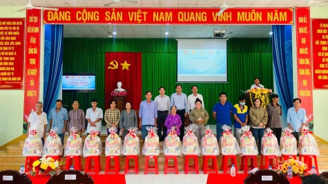 Xã Mỹ Tịnh An: Trao 141 suất quà tết cho hộ nghèo, hộ cận nghèo