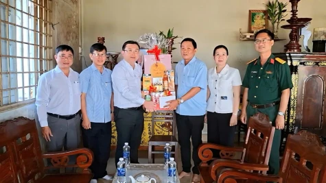 Lãnh đạo Tỉnh ủy Đồng Tháp thăm, tặng quà gia đình cách mạng tại xã Tân Hòa