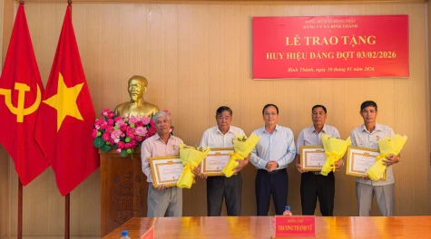 Xã Bình Thành: Trao Huy hiệu Đảng đợt 3-2 cho 4 đảng viên
