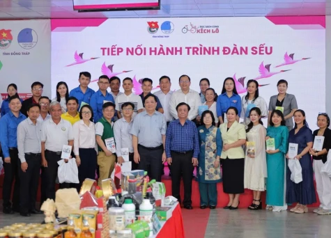 Phó Chủ tịch Quốc hội và Chủ tịch UBND tỉnh gặp gỡ thanh niên, dự sơ kết 10 năm "Đàn sếu khởi nghiệp"