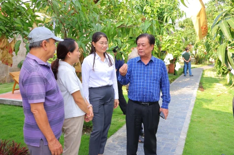 Phó Chủ tịch Quốc hội Lê Minh Hoan khảo sát các mô hình hành chính công và du lịch nông nghiệp tại xã Mỹ Thọ