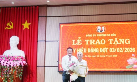 Phường Sa Đéc: Họp mặt kỷ niệm 96 năm Ngày thành lập Đảng, trao Huy hiệu Đảng đợt 3-2