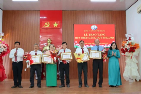 Xã Tân Phú Trung: Trao Huy hiệu Đảng cho 5 đảng viên dịp 3-2