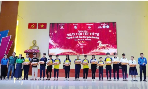 Đồng Tháp: Các nhóm thiện nguyện mang tết đến với người nghèo