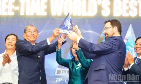 Trao Cúp “Gạo ngon nhất thế giới năm 2025” cho kỹ sư Hồ Quang Cua