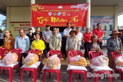 Xã Tân Dương: Trao 300 phần quà tết cho hộ nghèo, hộ khó khăn