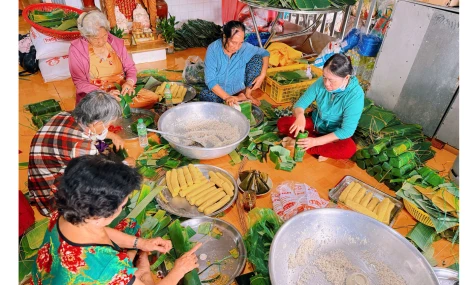 Xã Thường Phước: Gói hơn 1.000 đòn bánh tét tặng người dân và bộ đội biên phòng vùng biên giới