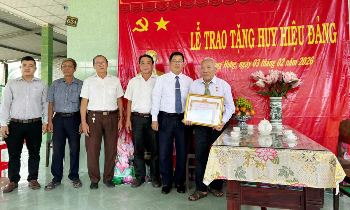 Đồng chí Trần Thanh Nguyên trao Huy hiệu Đảng, thăm chúc tết các gia đình nguyên lãnh đạo tỉnh