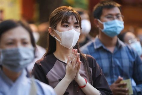 Đề xuất cấm hút thuốc tại đền chùa, bến xe