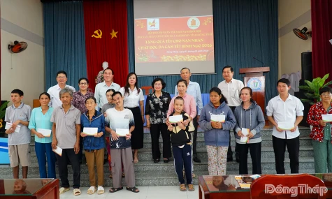 Đồng Tháp: Trao 25 phần quà cho nạn nhân chất độc da cam