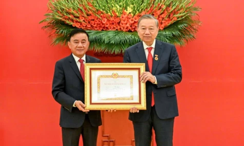 Trao Huy hiệu 45 năm tuổi đảng tặng đồng chí Tổng Bí thư Tô Lâm