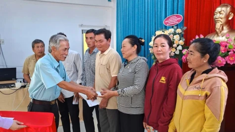 Thiếu tướng Nguyễn Minh Triều hỗ trợ 100 phần quà tết cho Nhân dân xã Tân Hòa