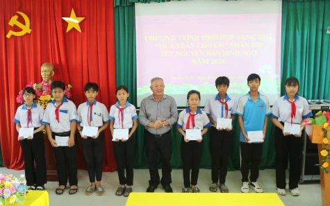 Trao quà tết cho trẻ em nghèo, có hoàn cảnh khó khăn