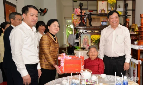 Phó Thủ tướng Chính phủ Phạm Thị Thanh Trà thăm, tặng quà gia đình chính sách, hộ nghèo tại tỉnh Đồng Tháp