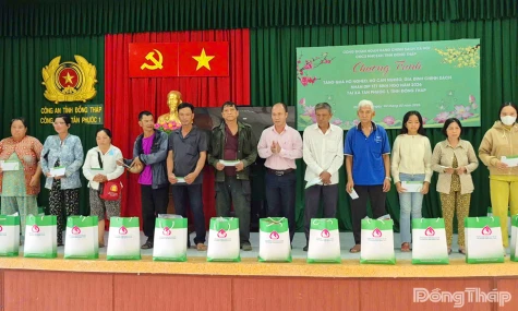 Trao 100 phần quà tết cho hộ nghèo, hộ có hoàn cảnh khó khăn