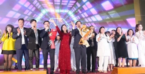 Giám đốc Bệnh viện Bạch Mai hát quyên góp 800 triệu đồng cho bệnh nhân