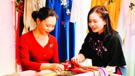 Thêu mùa xuân trên lụa