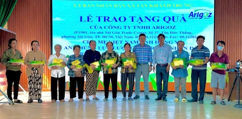 Xã Tân Khánh Trung: Trao quà tết cho các gia đình chính sách