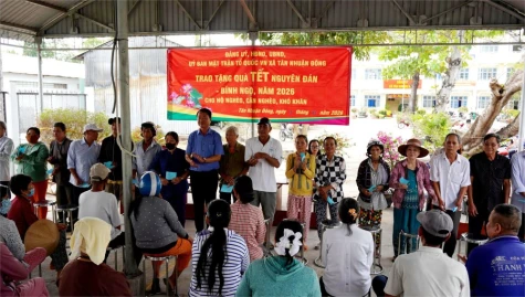 Xã Tân Nhuận Đông: Trao quà tết cho hộ nghèo, cận nghèo, khó khăn