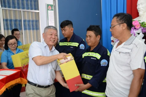 Đồng Tháp: Đại biểu Quốc hội thăm, tặng quà tết cho đoàn viên, người lao động