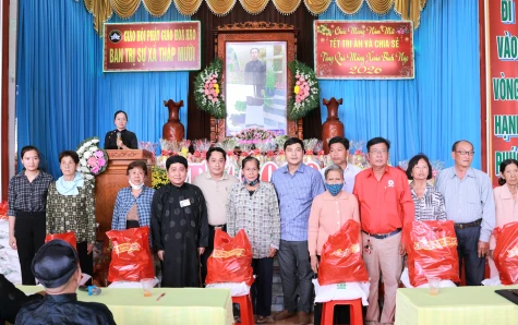 Xã Tháp Mười: Trao tặng 300 phần quà tết và tuyên truyền pháp luật cho người dân