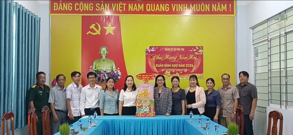 Đồng chí Nguyễn Thị Kim Tuyến thăm, chúc tết xã Phú Thọ