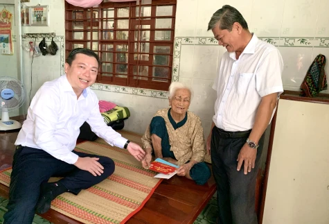 Đồng chí Phan Văn Thương thăm gia đình chính sách tại xã Đốc Binh Kiều