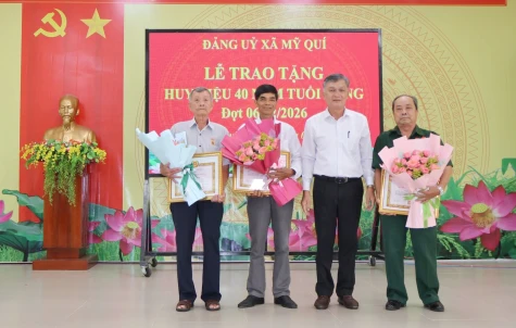 Mỹ Quí: Họp mặt Kỷ niệm 96 năm Ngày thành lập Đảng Cộng sản Việt Nam và trao Huy hiệu 40 năm tuổi Đảng