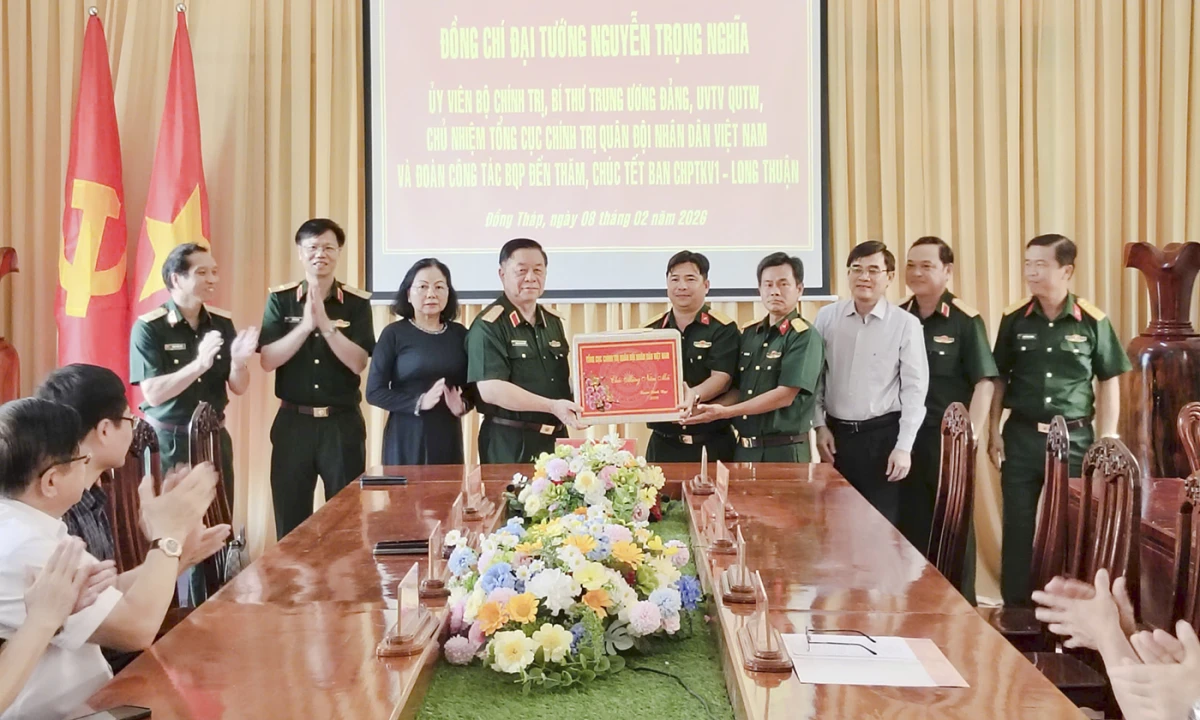 Đại tướng Nguyễn Trọng Nghĩa thăm, chúc tết Ban Chỉ huy Phòng thủ khu vực 1 - Long Thuận