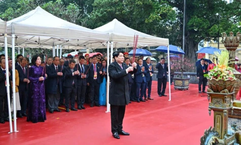 Chủ tịch nước Lương Cường cùng đại biểu kiều bào dâng hương tại Tượng đài Vua Lý Thái Tổ và đền Ngọc Sơn