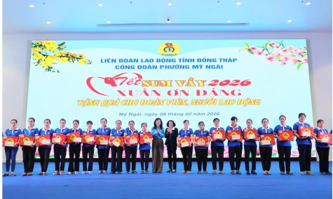 Chương trình “Tết sum vầy - Xuân ơn Đảng” tặng gần 390 phần quà cho công nhân