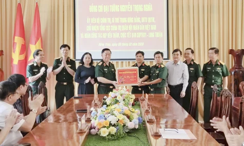 Đại tướng Nguyễn Trọng Nghĩa thăm, chúc tết Ban Chỉ huy Phòng thủ khu vực 1 - Long Thuận