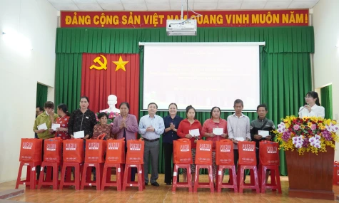 Đoàn công tác Ban Thường vụ Tỉnh ủy Đồng Tháp tặng quà tết tại phường Mỹ Ngãi và Mỹ Trà