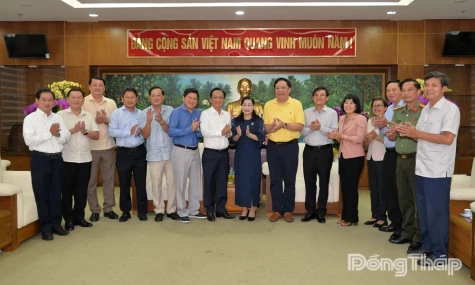 Đoàn công tác Tỉnh ủy Cà Mau thăm, chúc Tết Tỉnh ủy Đồng Tháp