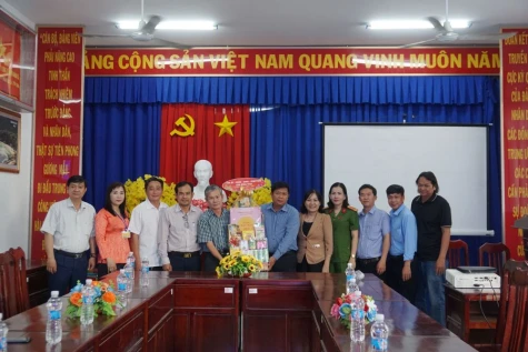 Đồng chí Đinh Văn Dũng thăm, chúc tết Đảng ủy, UBND xã Tân Phú Trung