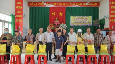 Xã Chợ Gạo: Trao gần 500 phần quà tại Chương trình "Xuân yêu thương"