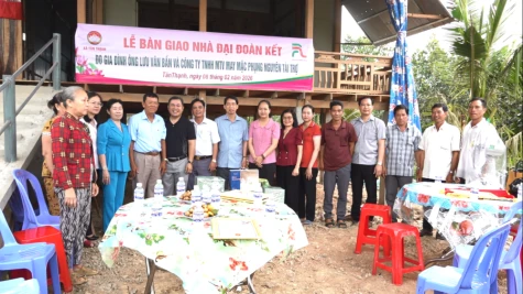 Xã Tân Thạnh: Bàn giao nhà Đại đoàn kết cho hộ khó khăn đón Tết