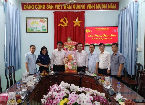 Đồng chí Phan Văn Thương thăm, chúc Tết Đảng ủy xã Phú Hựu