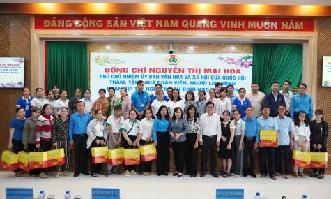 Đồng chí Nguyễn Thị Mai Hoa trao quà tết cho công nhân tỉnh Đồng Tháp