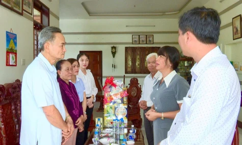 Lãnh đạo Phường Mỹ Phong thăm, tặng quà tết gia đình chính sách