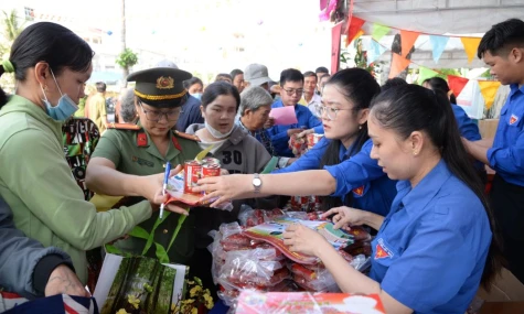 Phường Mỹ Phong: Trao 700 phần quà tại Chương trình “Xuân yêu thương -Tết nghĩa tình”