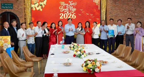 Chủ tịch UBND tỉnh Đồng Tháp Phạm Thành Ngại thăm, chúc tết nguyên lãnh đạo tỉnh và đơn vị