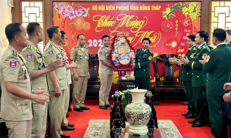 Ty Công an tỉnh Prey-Veng chúc tết Bộ đội Biên phòng tỉnh Đồng Tháp