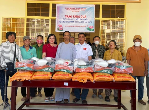Xã Lai Vung: Tặng 550 phần quà cho bà con nghèo đón tết