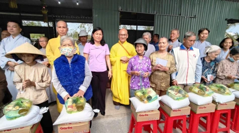 Xã Mỹ An Hưng: Trao 300 phần quà tết cho hộ nghèo