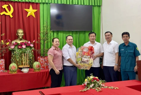 Bí thư Đảng ủy phường Sa Đéc thăm, chúc tết các đơn vị, doanh nghiệp trên địa bàn