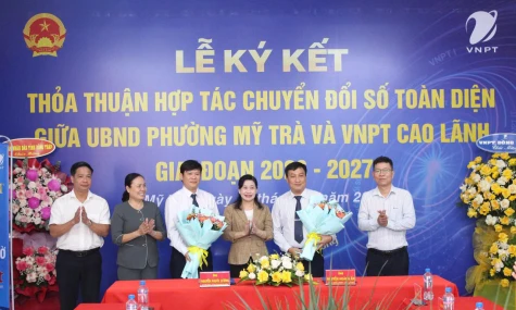 Đồng chí Châu Thị Mỹ Phương chứng kiến Lễ ký kết chuyển đổi số tại phường Mỹ Trà