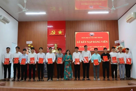 Xã Tân Phú Trung: Kết nạp Đảng cho tân binh chuẩn bị lên đường nhập ngũ