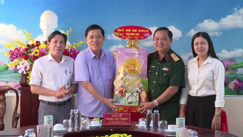 Thiếu tướng Phạm Văn Thanh thăm và chúc tết tại xã Tân Hồng